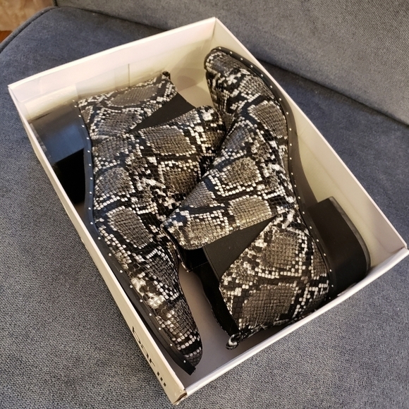 NWT Bar III Women's Gabby P Snakeprint ankle Boots size 10M - Picture 10 of 12